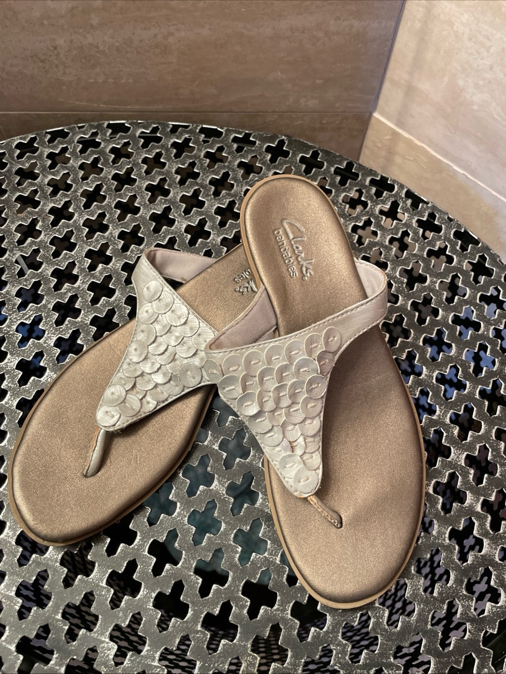 Clarks Bendables womens Silver Light Gray metallic Thong sandals Size 5.5M